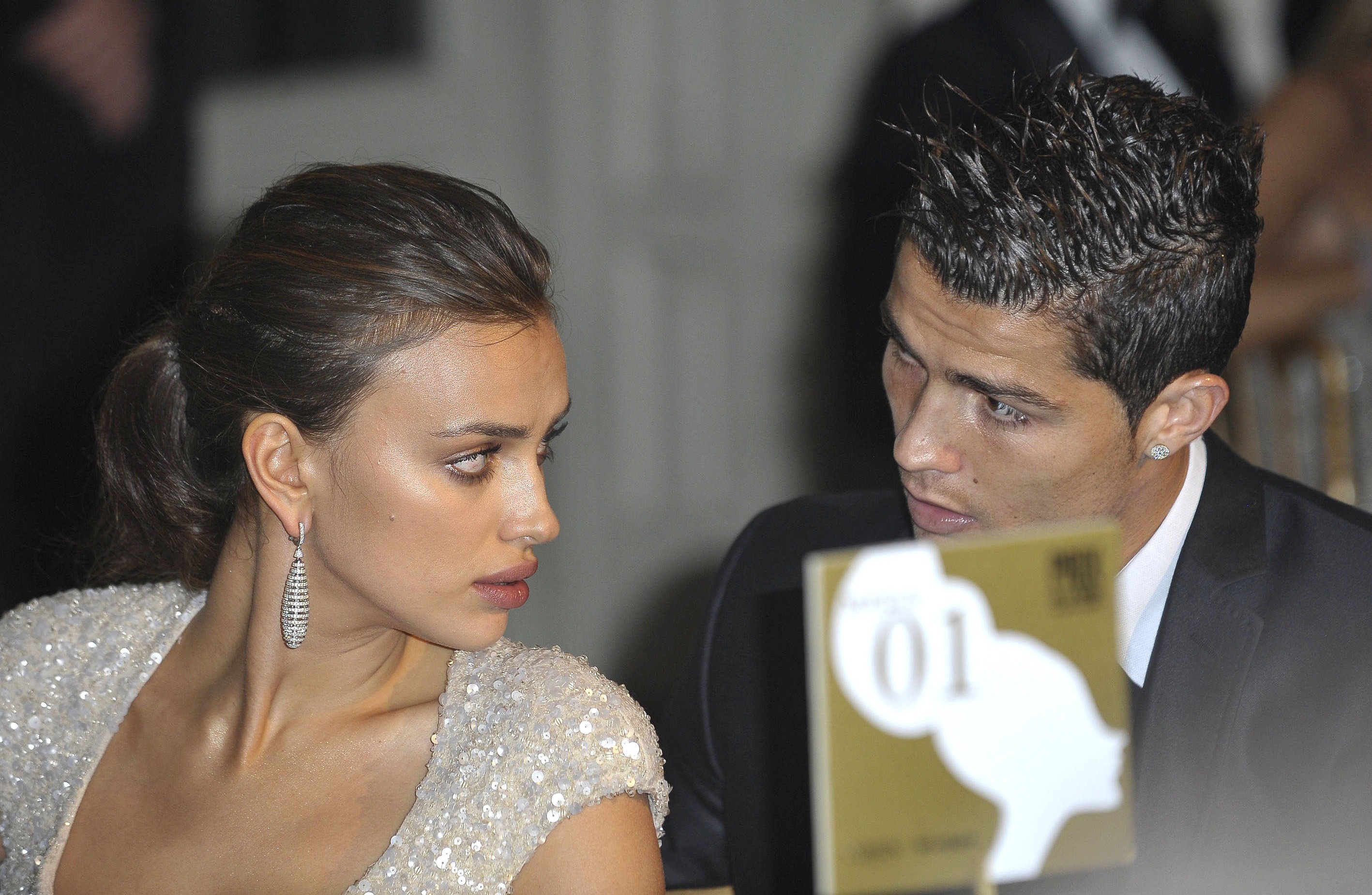 Почему шейк. Irina Shayk Ronaldo.