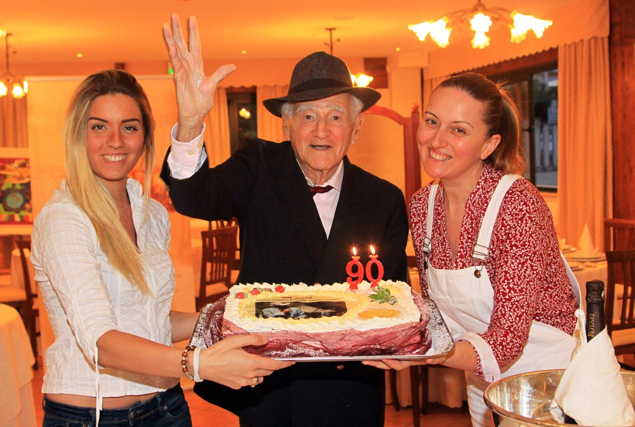 Teddy Reno festeggia i suoi mitici 90 anni con gli amici ...